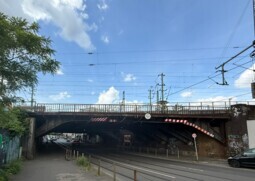Vergrößern Alte Eisenbahnbrücke über die Erkrather Straße in Düsseldorf